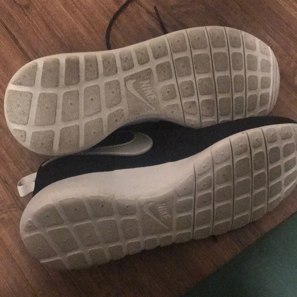 Nike’s - Picture 4 of 4
